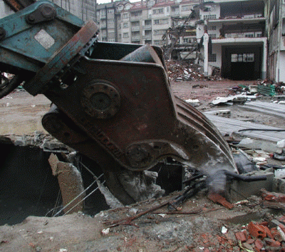 Demolición de edificio con cizalla hidráulica en Milladoiro